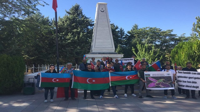 azerbaycanli-ogrenciler-konyada-2-karabag-savasi-sehitlerini-andi
