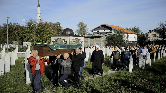 bosna-hersekte-22-kurbana-ait-kemik-kalintilari-tek-tabutta-defnedildi