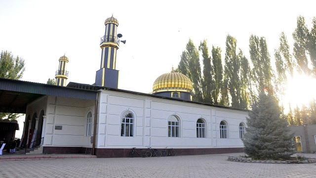 kirgizistanda-tikanin-destegiyle-yenilenen-cami-ibadete-acildi