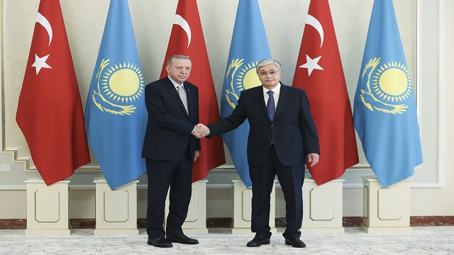 cumhurbaskani-erdogan-kazakistan-cumhurbaskani-comert-tokayev-ile-gorustu