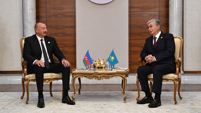 kazakistan-cumhurbaskani-tokayev-ile-azerbaycan-cumhurbaskani-aliyev-bas-basa-go