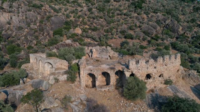 besparmak-dagina-yaslanan-yediler-manastiri-antik-rotanin-ugrak-noktasi