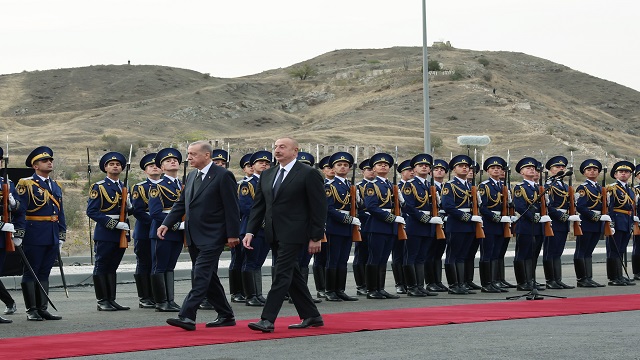 cumhurbaskani-erdogan-azerbaycanda-resmi-torenle-karsilandi