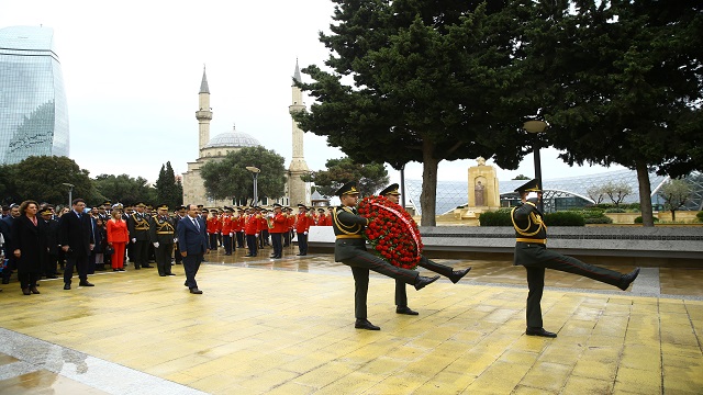 azerbaycanda-29-ekim-cumhuriyet-bayrami-kutlandi