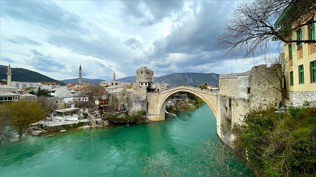 neretva-nehrinin-osmanli-gerdanligi-mostar-koprusunun-yikilisinin-uzerinden