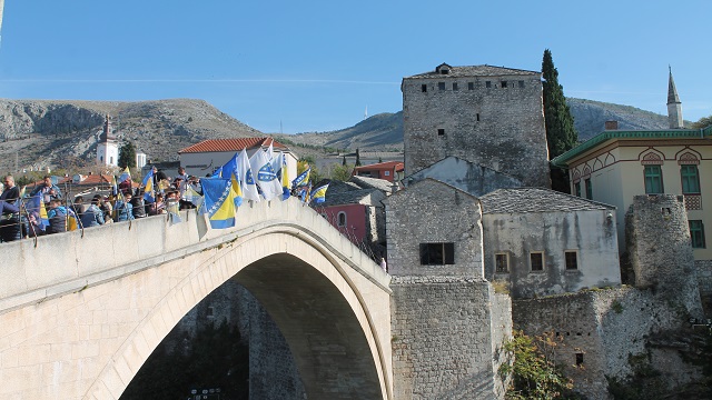 tarihi-mostar-koprusunun-yikilisinin-29-yilinda-anma-toreni-duzenlendi