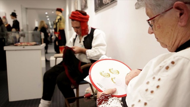hirvatistanda-hirvat-geleneksel-kiyafetlerinde-osmanli-turk-etkileri-temali