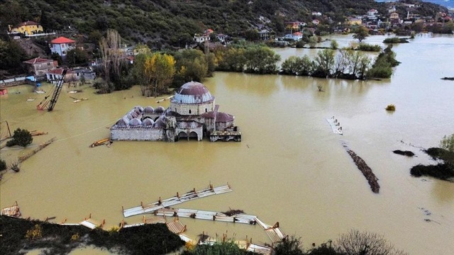 arnavutluktaki-sel-felaketinde-restorasyondaki-kursunlu-camii-de-sular-altinda