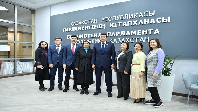yee-den-kazakistan-meclis-kutuphanesine-kitap-bagisi