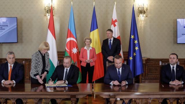 orban-azerbaycandan-macaristana-elektrik-tasiyacak-hattin-torenine-katildi