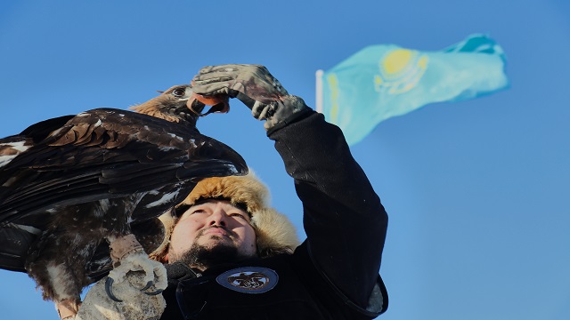 kazaklar-kadim-gelenek-kartalla-avciligi-yasatmaya-devam-ediyor