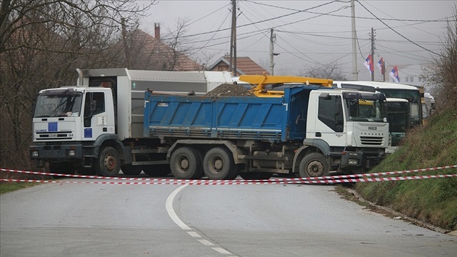 kosova-ve-sirbistan-arasindaki-barikat-gerilimini-azaltma-girisimleri-hiz-kazand