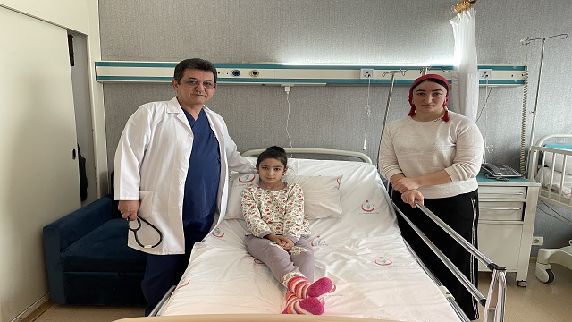 kirgizistanli-cocugun-kalbindeki-delik-turkiyede-kapli-stentle-tedavi-edildi