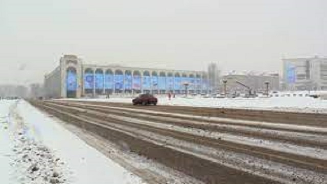 kirgizistanin-baskenti-biskekte-soguk-hava-ve-kar-etkili-oluyor