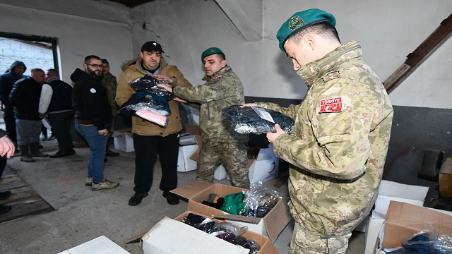 turk-askeri-kosovada-selden-etkilenen-ihtiyac-sahiplerine-giysi-yardimi-yapti