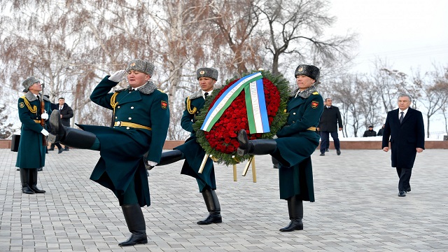 ozbekistan-cumhurbaskani-mirziyoyev-kirgizistanda-ata-beyit-kompleksini-ziyar