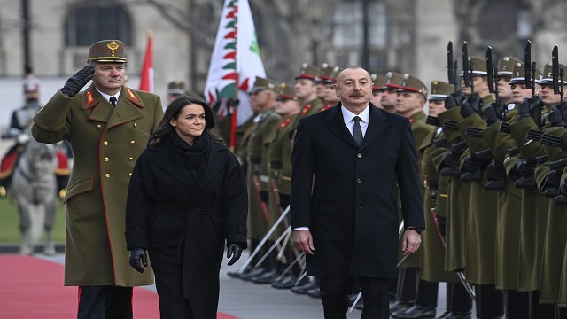 azerbaycan-cumhurbaskani-aliyev-macaristanda-mevkidasi-novakla-gorustu