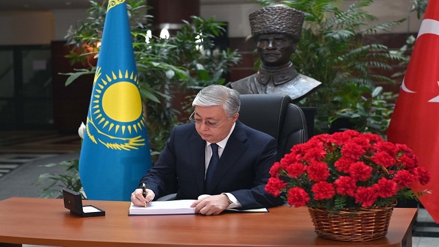 tokayev-turkiye-nin-astana-buyukelciligini-ziyaret-ederek-taziye-defterini-imza