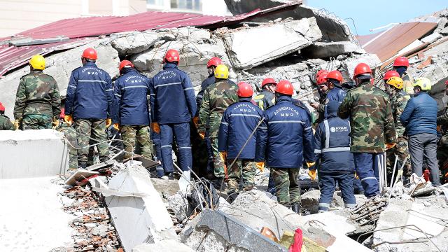 azerbaycanli-ekipler-depremden-128-saat-sonra-enkaz-altindaki-2-kiz-kardesi-kurt