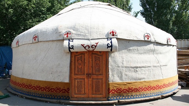 kazaklar-turkiyede-depremzedeler-icin-geleneksel-cadir-evleri-yurtlar-kuraca