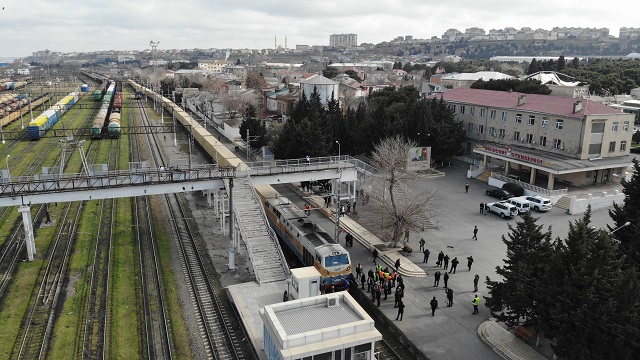 azerbaycandan-insani-yardim-malzemeleri-tasiyan-tren-turkiyeye-yola-cikti