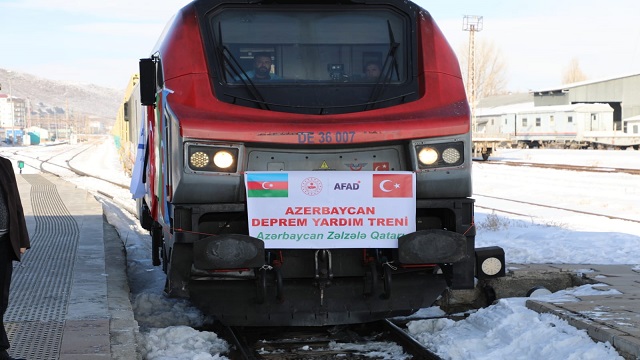 azerbaycandan-depremzedelere-yardim-malzemelerini-tasiyan-tren-karsa-geldi