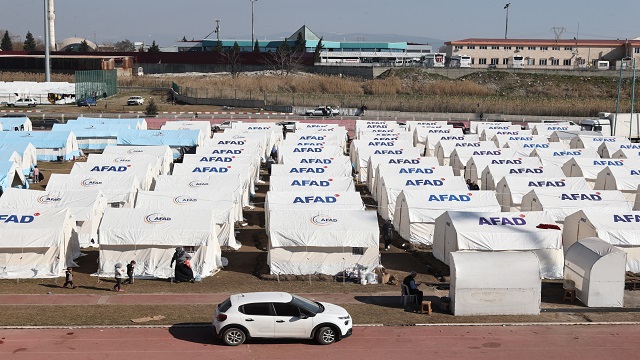 kahramanmarasta-komandolarin-kurdugu-cadir-kent-3200-depremzedeyi-agirliyor