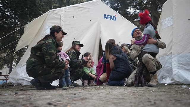 kahramanmarasta-depremzedelere-azerbaycanli-kadin-askerlerden-psikolojik-destek