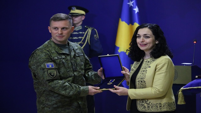 kosova-cumhurbaskani-turkiyede-arama-kurtarma-calismalarina-katilan-askerlere