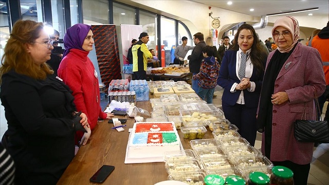 bakude-turkiyedeki-depremzedeler-icin-kermes-duzenlendi