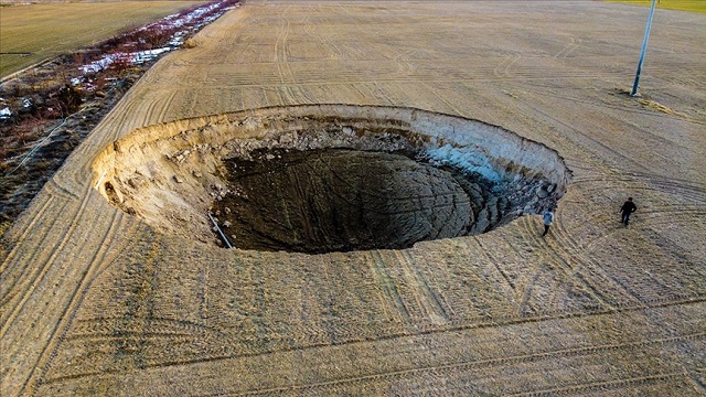 konyada-37-metre-capinda-12-metre-derinliginde-obruk-olustu