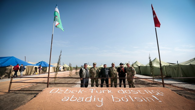 ozbek-askerler-kurduklari-sahra-hastanesinde-3-bin-kisiye-saglik-hizmeti-verdi