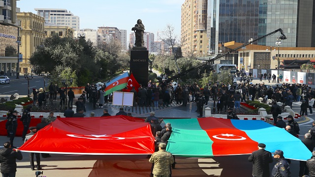 azerbaycanda-hocali-katliami-kurbanlari-aniliyor
