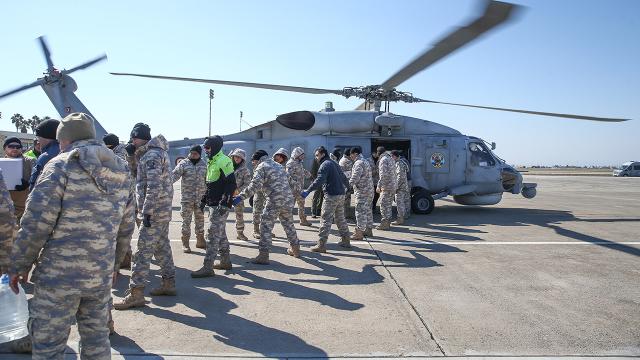 tsk-helikopterleri-1500-tondan-fazla-yardim-malzemesi-tasidi