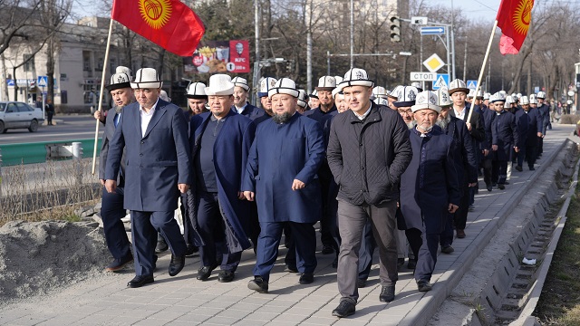 kirgizistanda-5-mart-milli-ak-kalpak-gunu-gecit-toreniyle-kutlandi