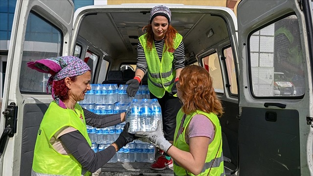 enkazdan-can-kurtaran-dagci-kadinlar-depremzedelerin-yaralarini-sariyor