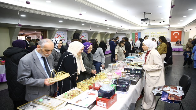 bakude-turkiyedeki-depremzedeler-icin-kermes-duzenlendi