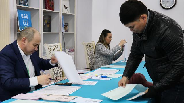kazakistan-da-meclis-ve-yerel-meclis-secimlerinde-oy-verme-islemi-basladi