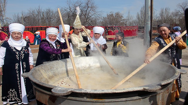 kirgizistanda-nevruz-bayrami-tatlisi-pisirilmeye-baslandi