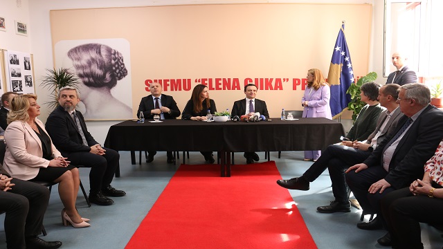 kosova-basbakani-albin-kurti-pristinede-turkce-egitim-veren-okulu-ziyaret-etti