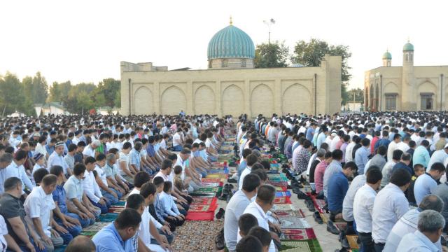 ozbekistanda-ramazan-ayinin-ilk-cuma-namazi-kilindi