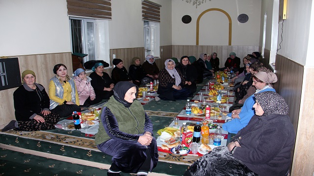 kirgizistandaki-ahiska-turkleri-ramazanda-toplu-iftar-gelenegini-yasatmaya-deva