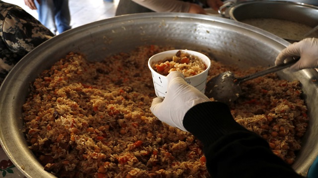 geleneksel-ozbek-yemekleri-depremzedelerin-iftar-sofralarina-gidiyor