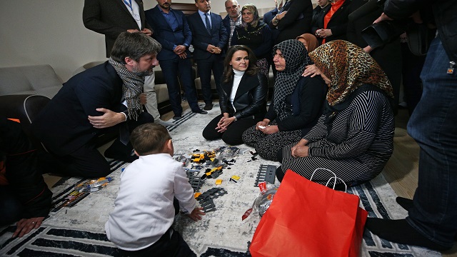macaristan-cumhurbaskani-novak-adanada-5-yasindaki-depremzede-cocugu-ziyaret-e