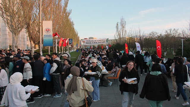 kirgizistanda-yaklasik-3-bin-kisinin-katilimiyla-sokak-iftari-duzenledi