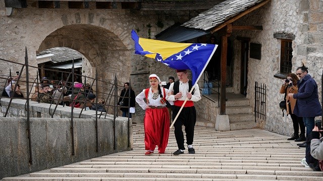 mostarda-turkiye-dahil-78-ulkenin-kiyafetleri-tanitildi