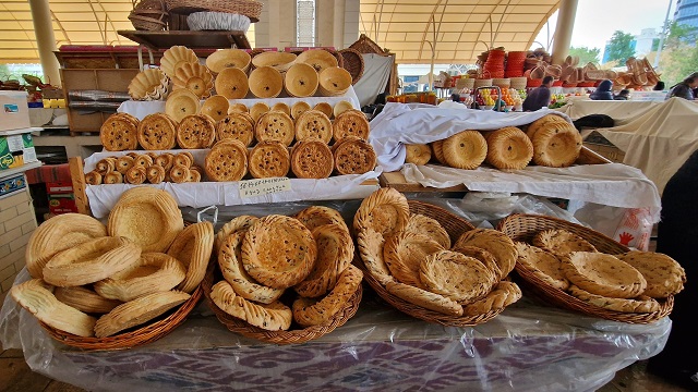 ozbekistanda-ramazanin-vazgecilmezleri-pilav-patir-ekmek-ve-nisalda-tatlisi