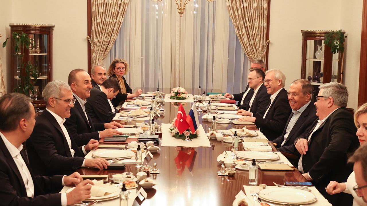 bakan-cavusoglu-rus-mevkidasi-lavrov-ile-iftarda-bir-araya-geldi