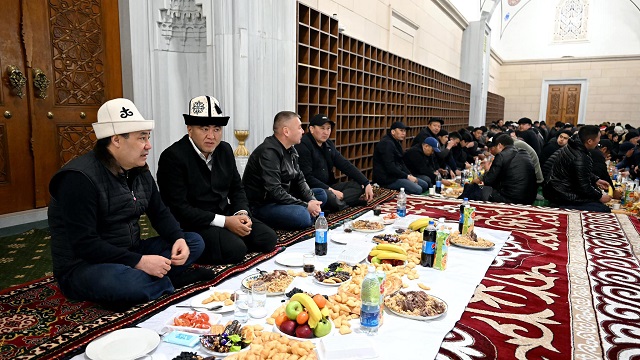 kirgizistan-cumhurbaskani-caparov-imam-serahsi-camisinde-iftar-verdi