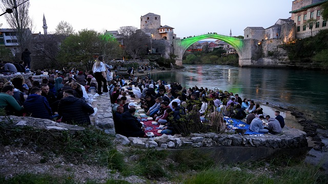 tarihi-mostar-koprusunun-yakininda-1300-kisilik-iftar-duzenlendi